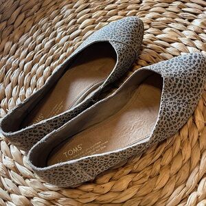 Size 9 leapord Toms. Very comfortable. Not worn often.